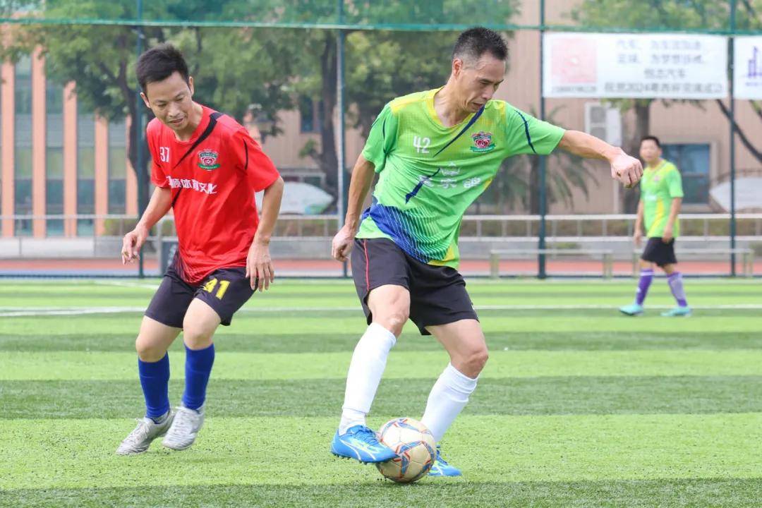 包含精彩足球比赛打响，球员技艺纷呈的词条