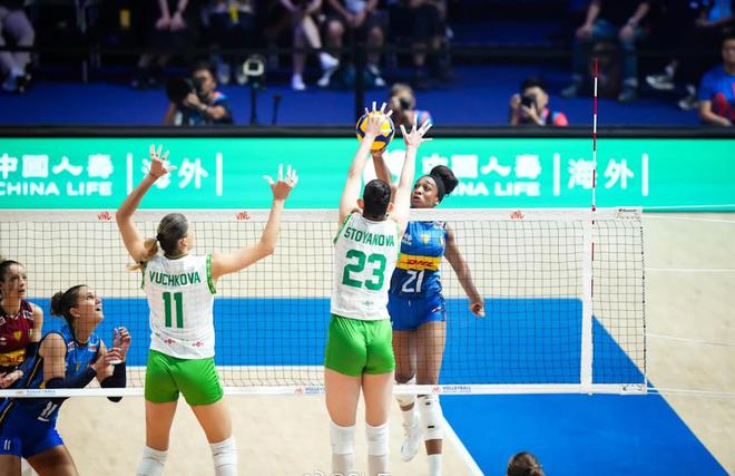 连胜终结！意大利队排球赛事中意外终止连败的简单介绍