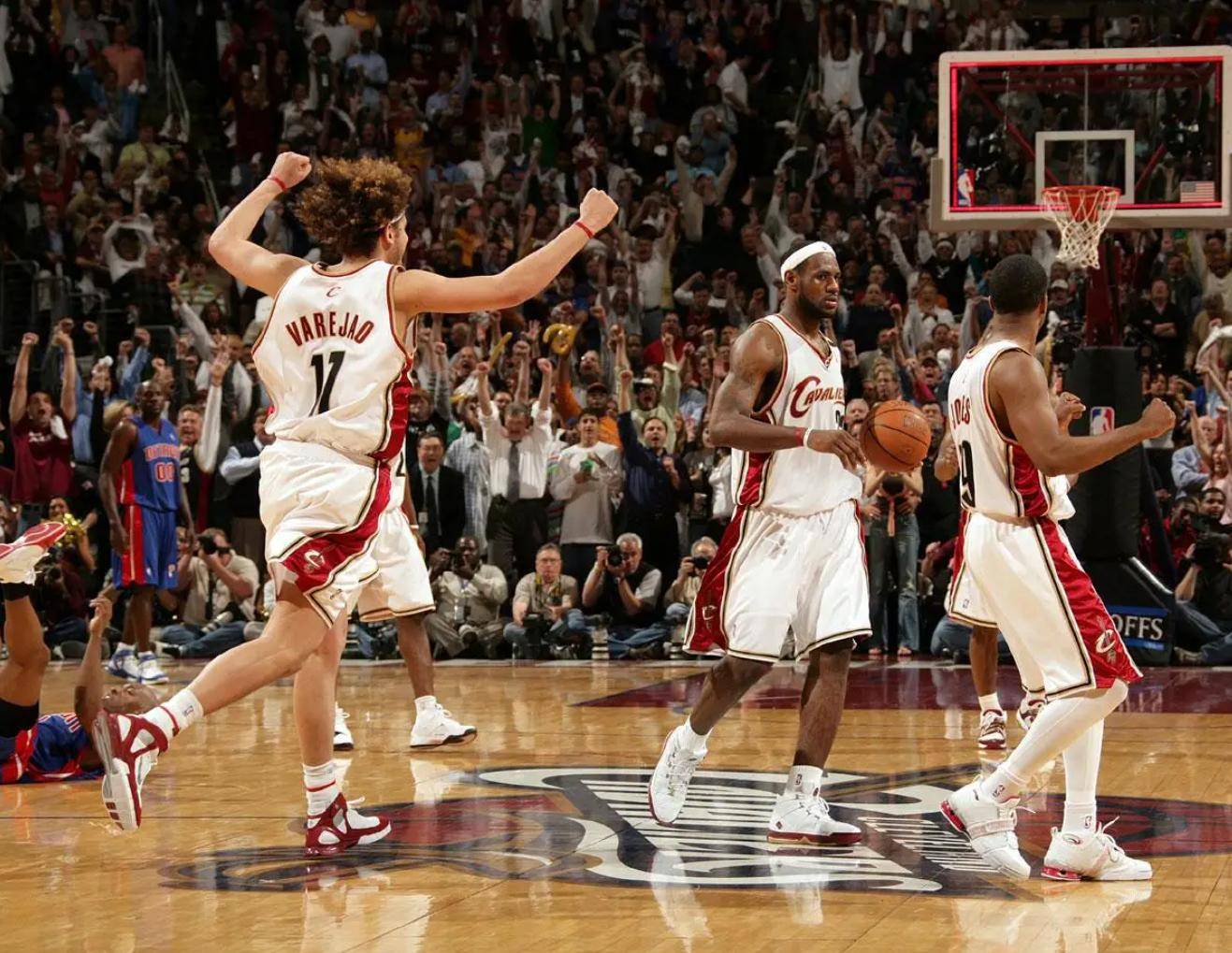 包含76人官方公布新规，复出首战轰40分引发争议，爆发新星球迷热议！的词条