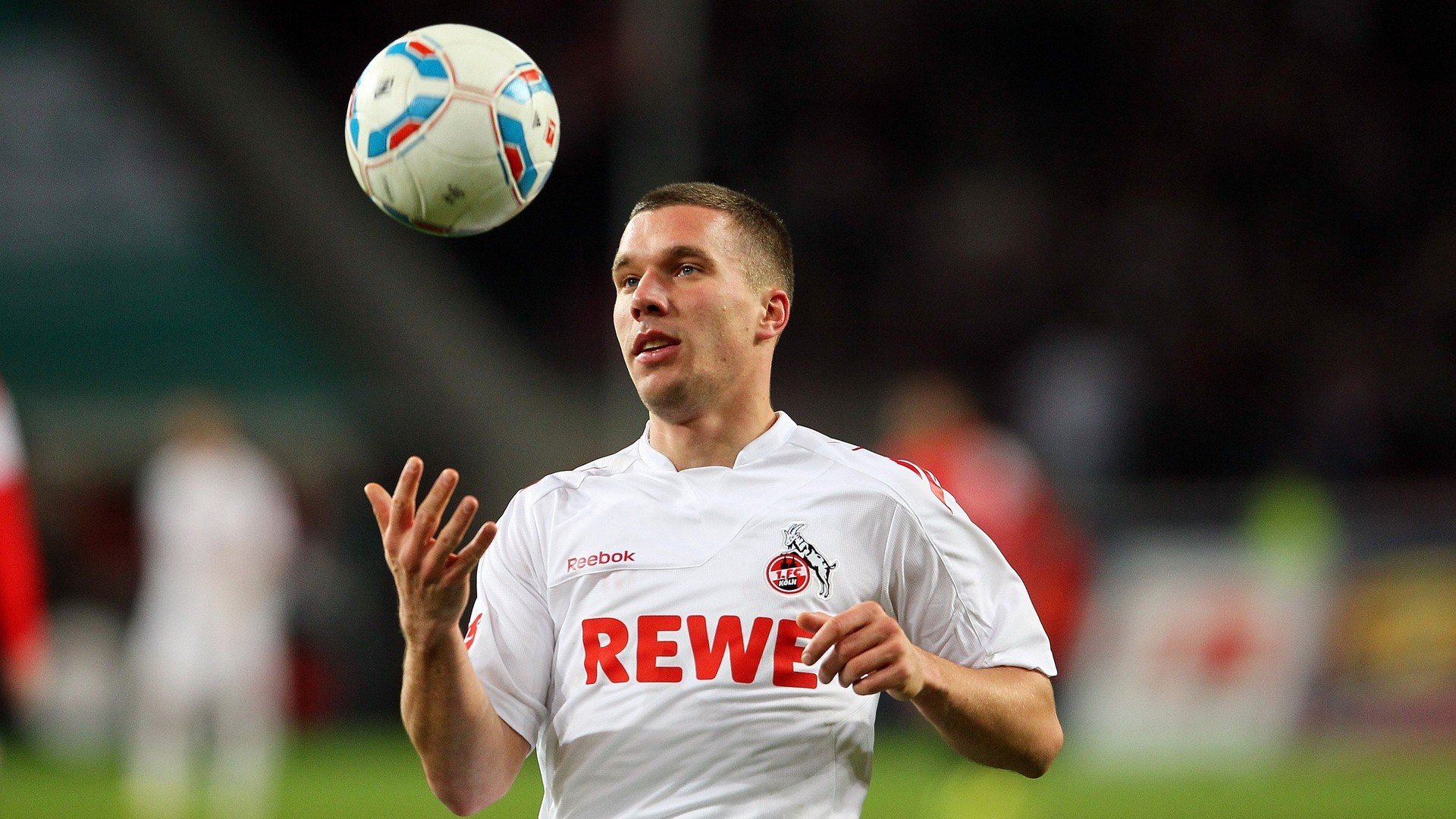 险胜首场状态出色，DWG观众沸腾！哈兰德重返赛场再创辉煌时刻